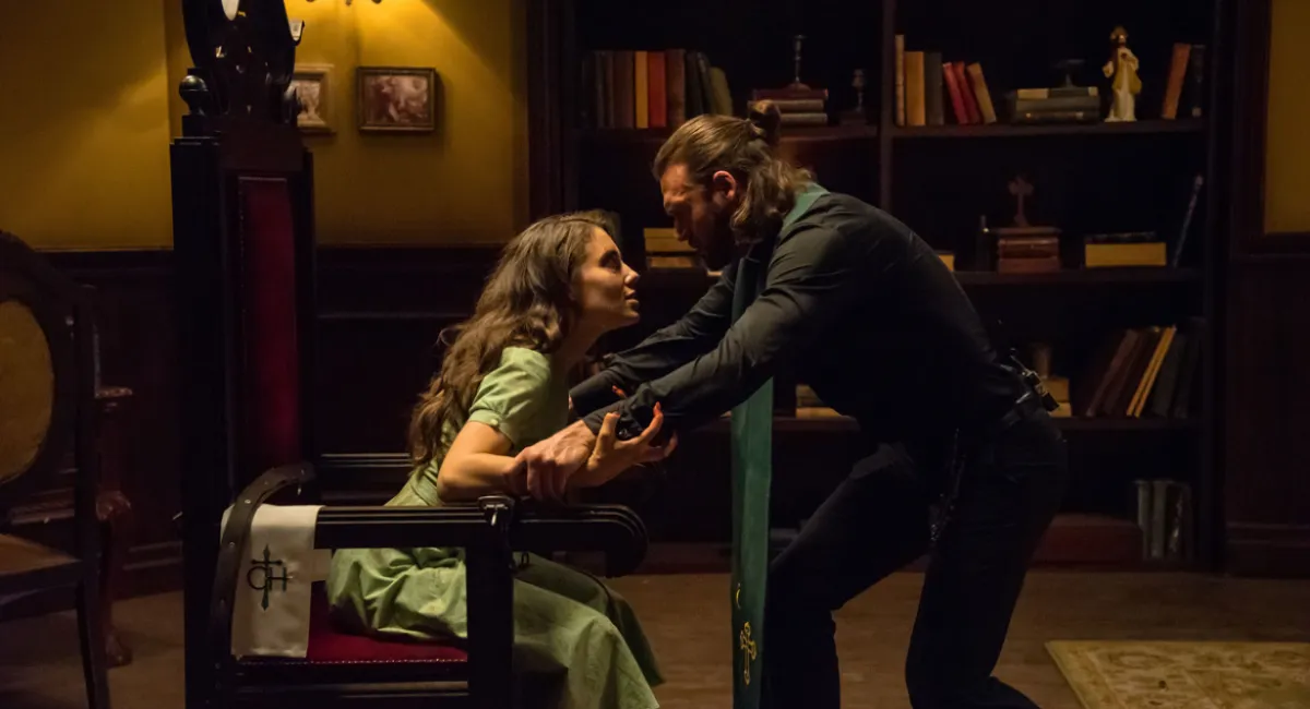 cena do filme A hora do exorcismo